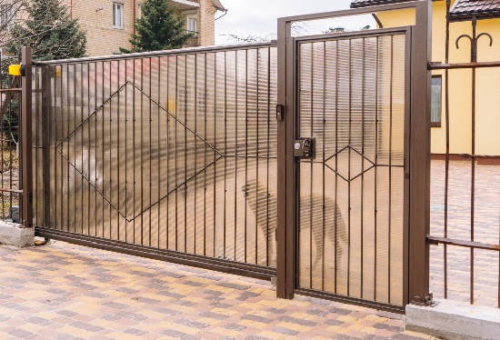 Купить ворота из профлиста с элементами ковки, с металлическими столбами в рамке или под дерево в Лесозаводске от 157665 руб